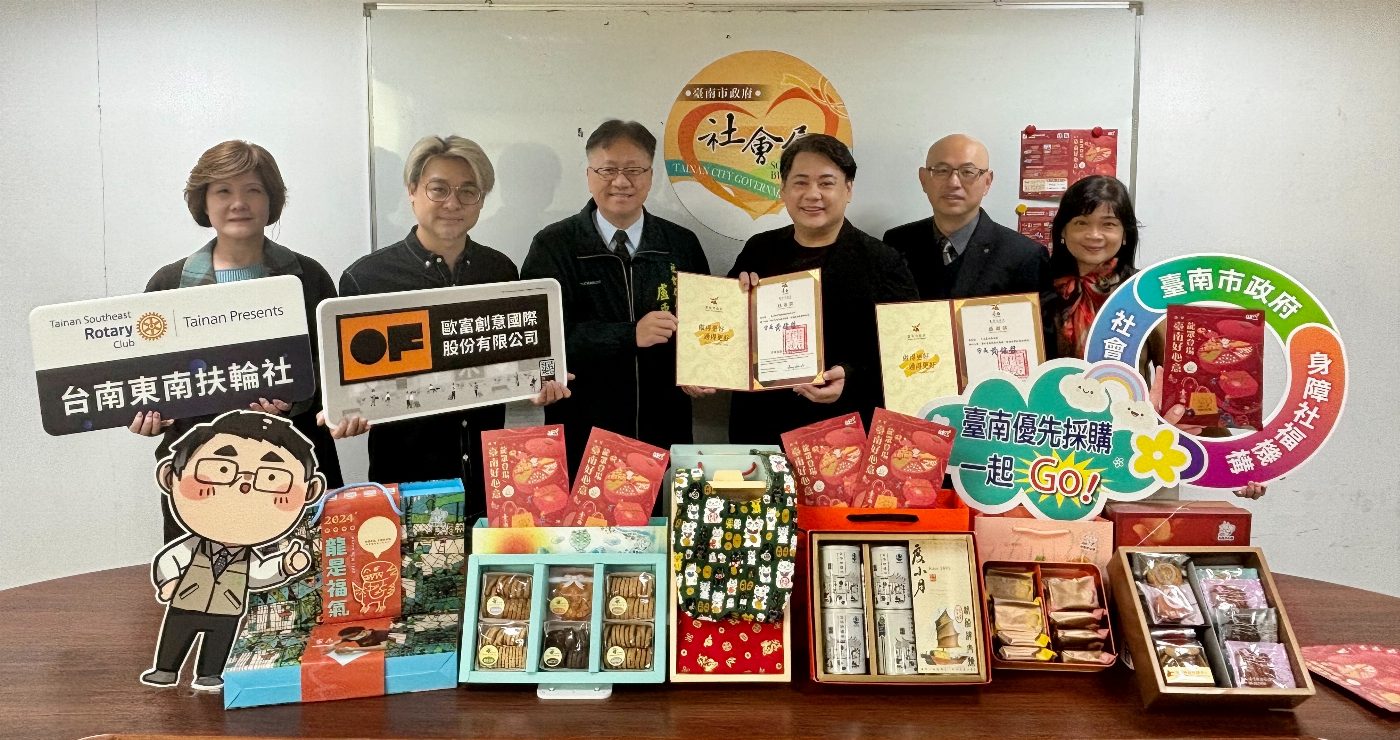  黃偉哲市長與企業齊心促銷春節禮盒
