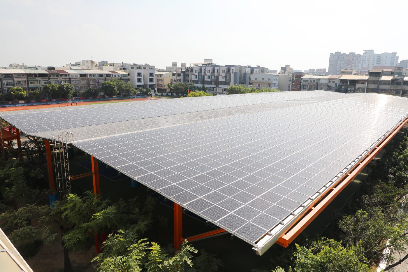 台南市與企業合作推動校園光電政策  太陽光電發包設置容量已達112Mwp！
