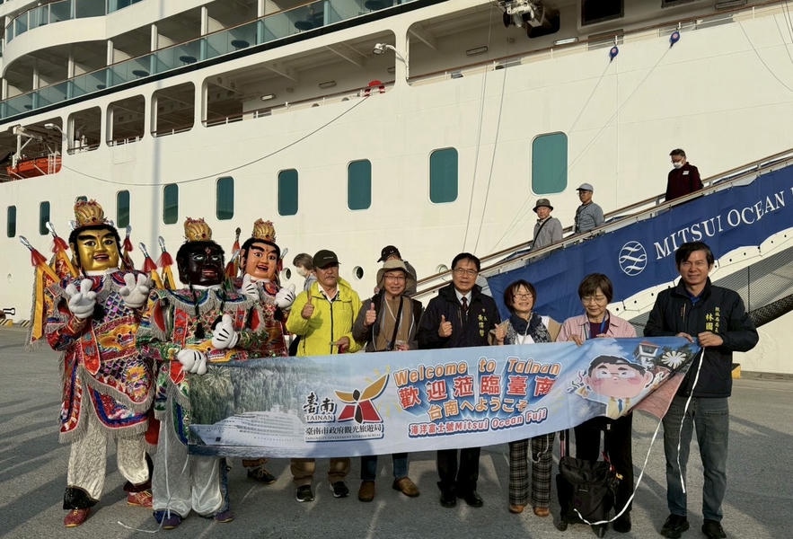國際豪華觀光郵輪海洋富士號到訪 黃偉哲市長親迎旅客並贈禮推廣臺南觀光