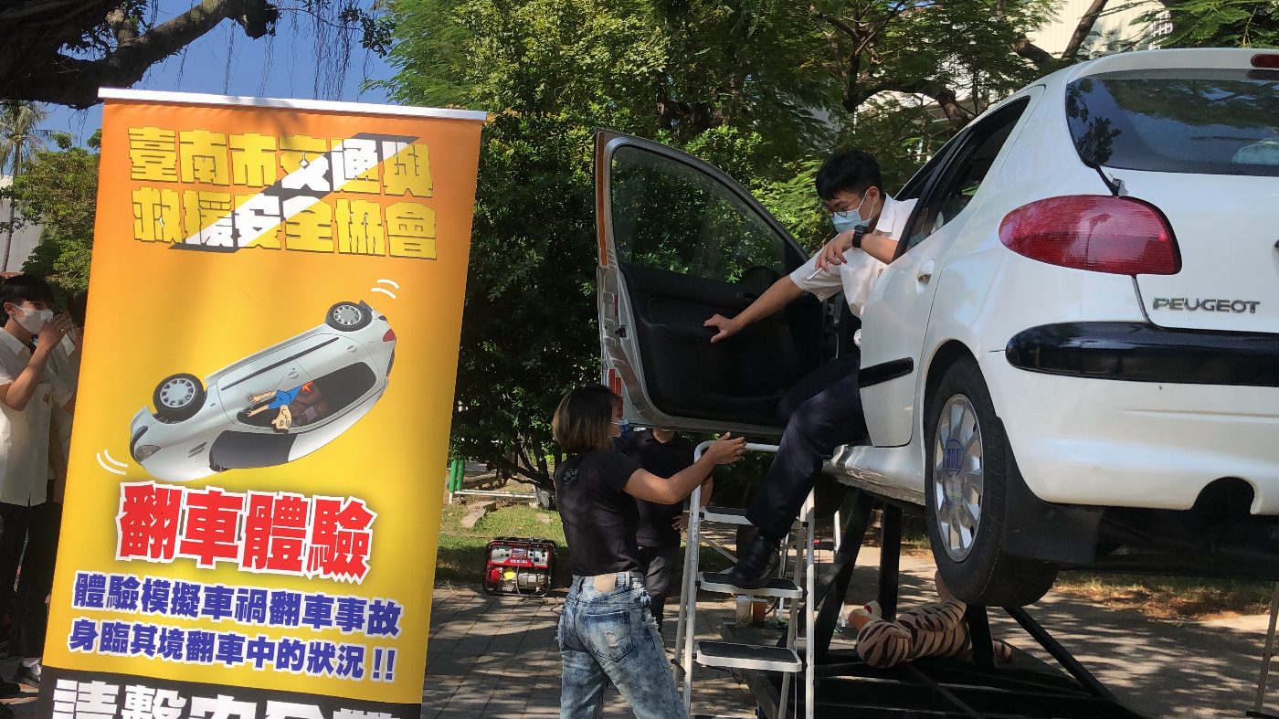 【繫上安全帶，平安沒意外】―光華高中推動安全教育，學生親身體驗車禍意外
