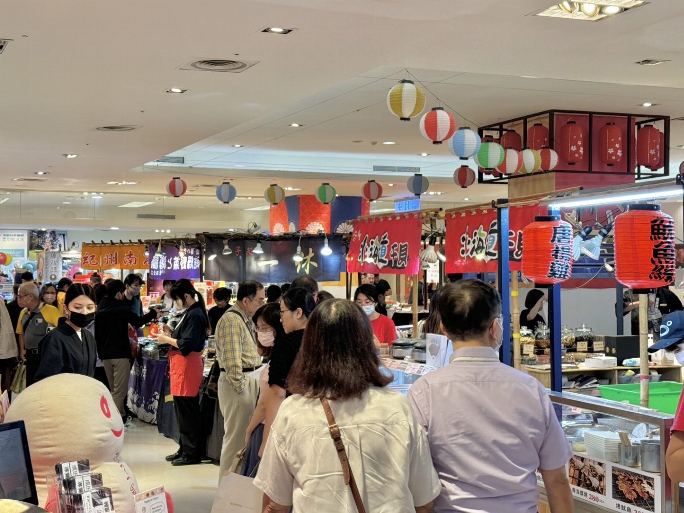 新光三越台南新天地第十四回日本商品展環日美食重磅來襲  首次新增戶外屋台美食讓你館內外一次逛得夠  旅日必買伴手禮、日式職人激推超夯小吃集合  規模最大三大展區只在台南新天地