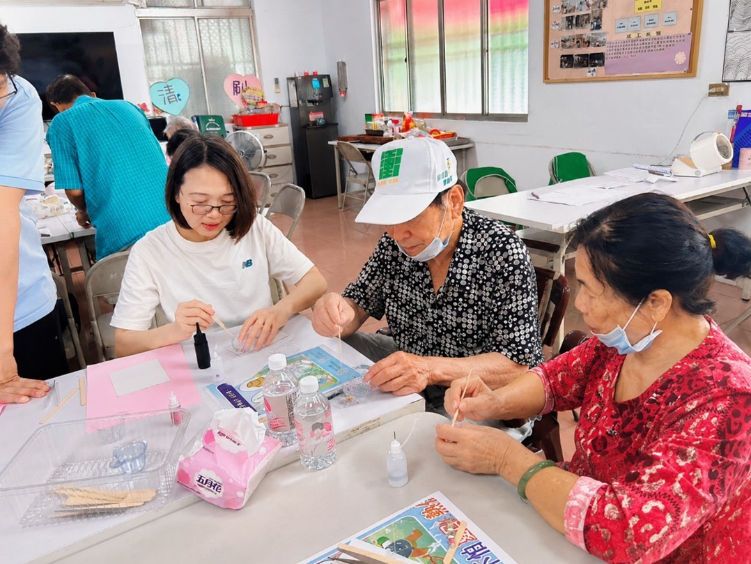 陪他慢慢完成，一起慢慢微笑，一件作品見證失智友善最溫暖的力量
