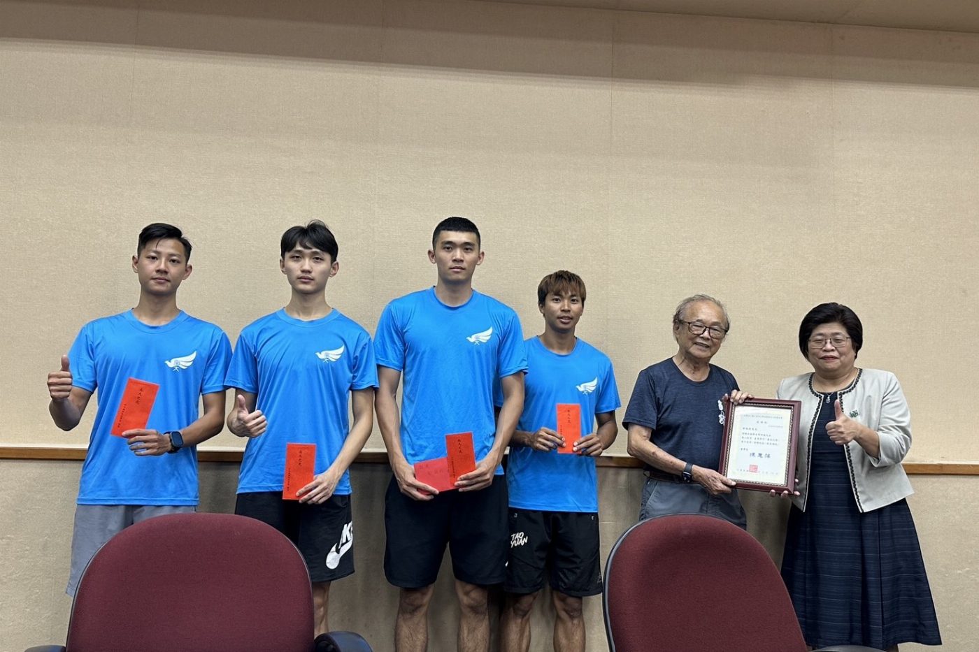 南大田徑隊勇奪全國大專金牌 郭祝府校友贈獎學金勉勵後進