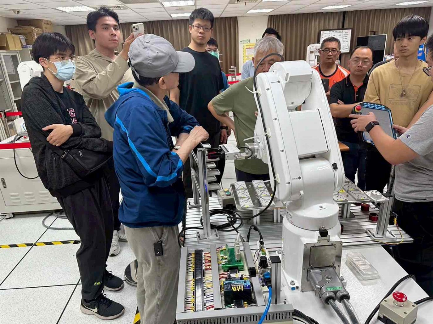 崑山科大智慧機器人系全力推動iPAS證照教學 再創高通過率