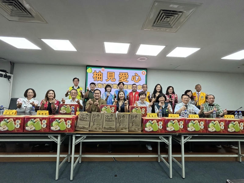 中秋月圓做公益 陳怡珍、蔡旺詮、青果西施攜手企業團體 力挺果農送文旦 助弱勢過佳節