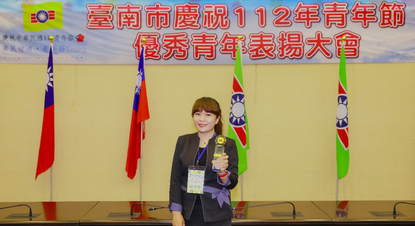 致力培育人才 崑山科大餐飲系教師施智偉、邱翠華榮獲社會優秀青年獎