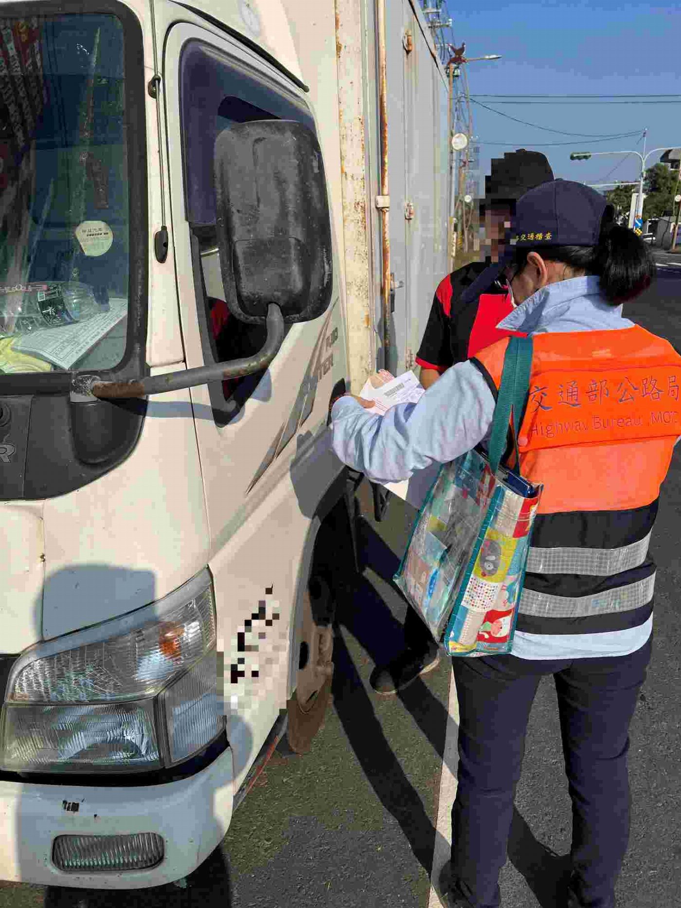 查獲白牌小貨車穿梭巷弄違規營業，罰款至少10萬元起跳