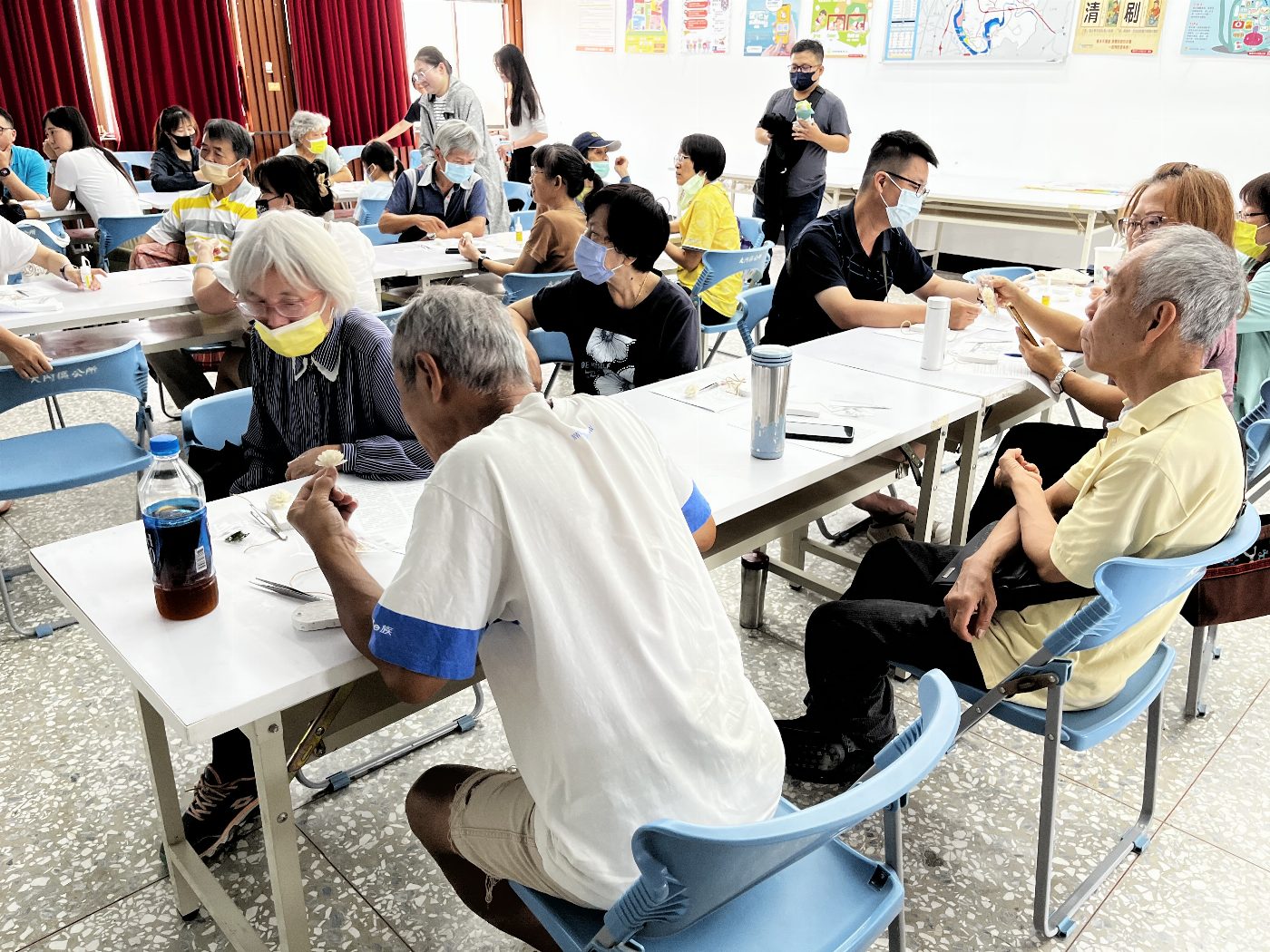 03.居民專心投入環保花器製作，從實作中理解資源再利用