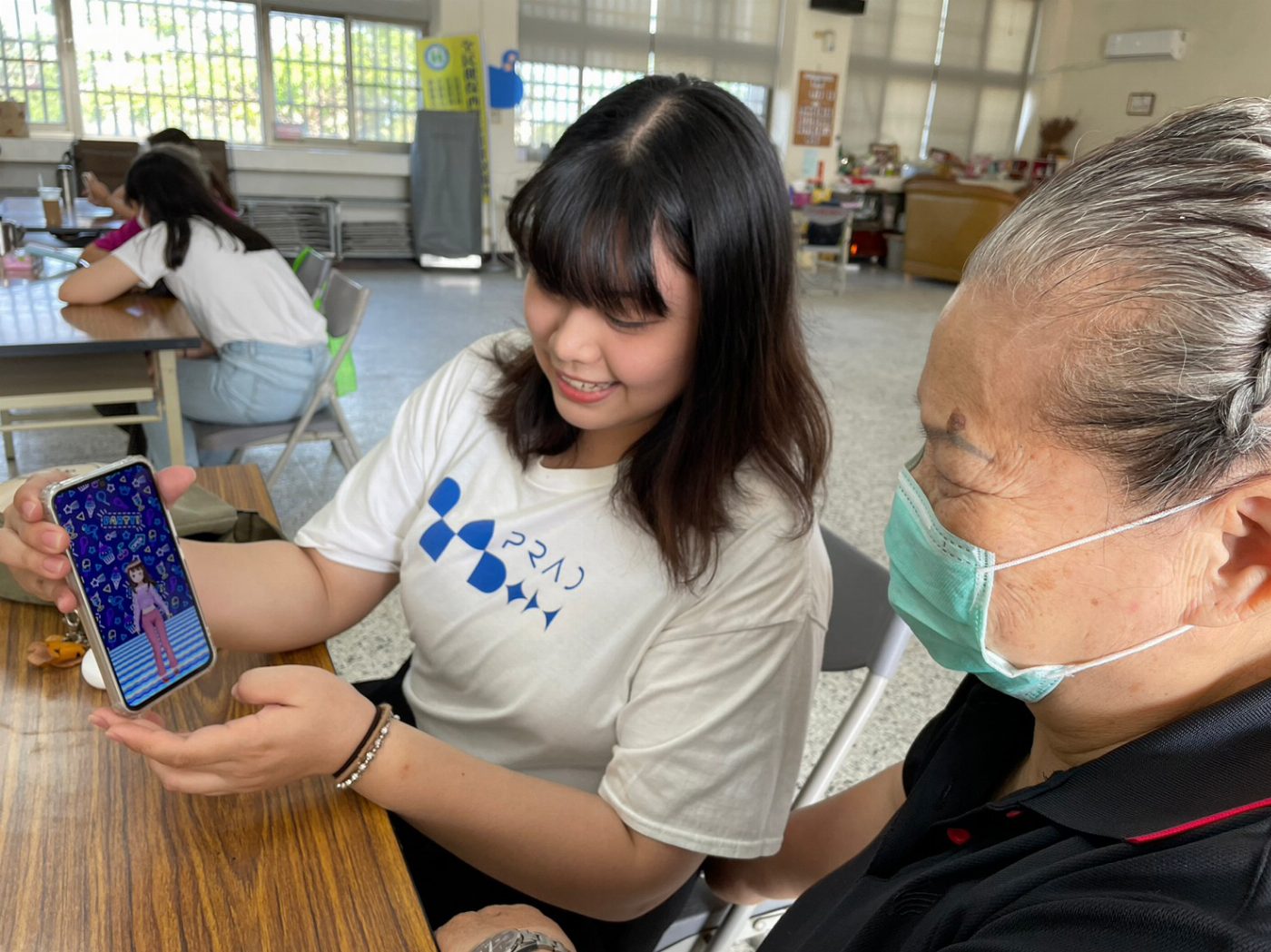 崑山科大師生攜手樹林社區銀髮族體驗AR虛擬主播 推廣社區長照