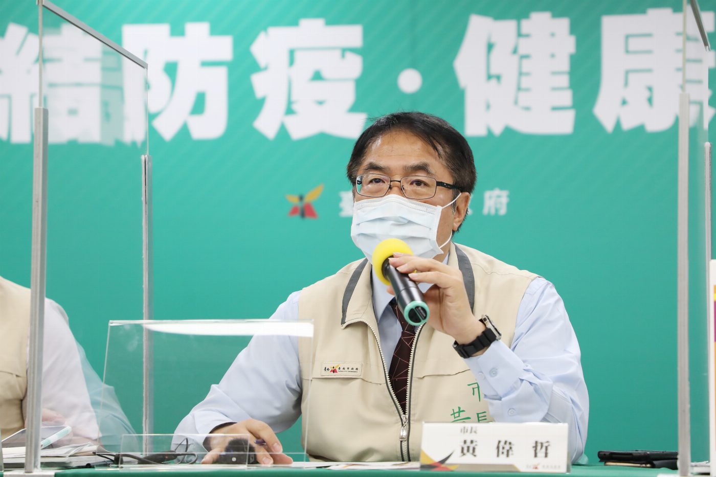 黃偉哲向市民報告企業紓困、勞工安心就業、篩檢站現況