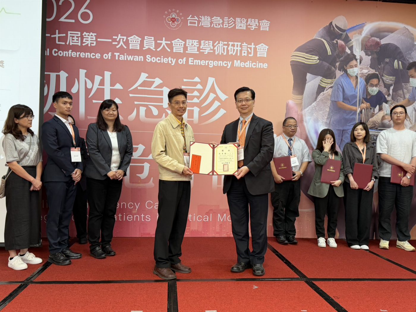 急診年會臺南消防創佳績，吳青翰科長智慧救護原著論文口頭發表奪亞軍、王健宇隊員榮登全國十大傑出救護技術員特優