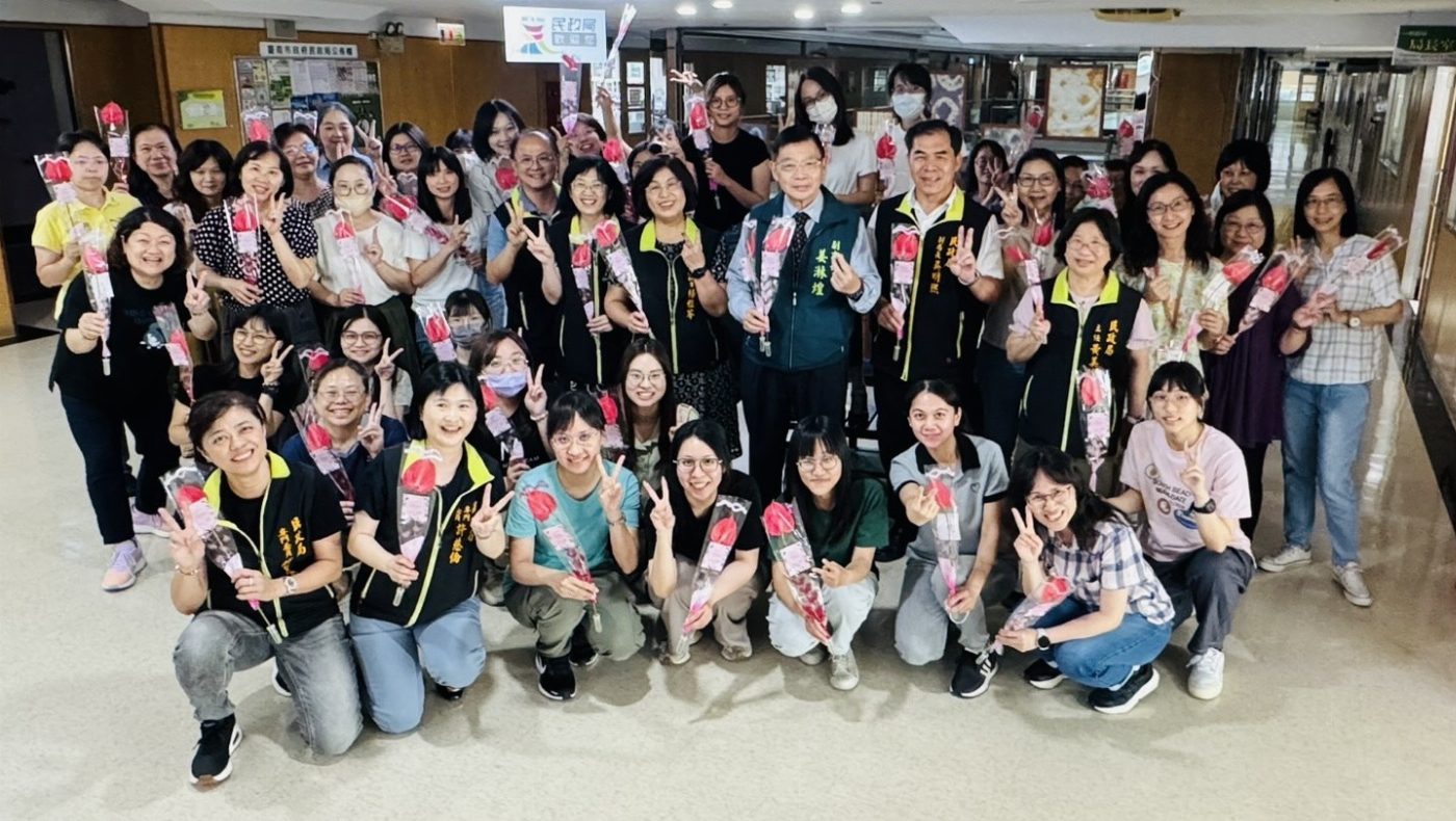 母親節前夕 市府獻上溫馨火鶴花表達關懷