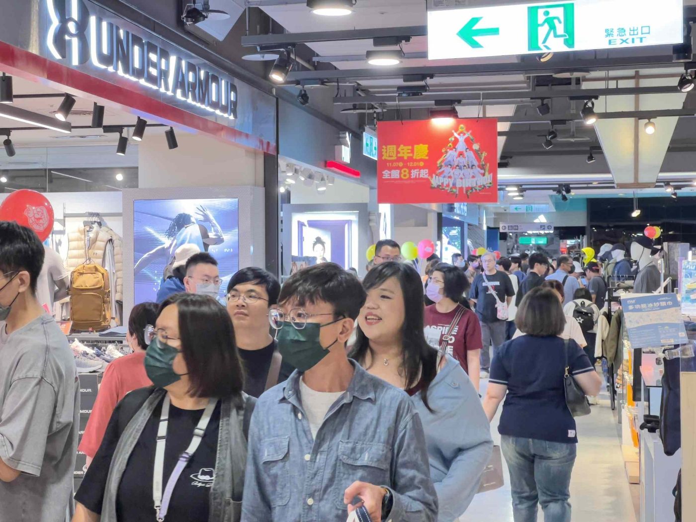 網路社群時代全民曬照！《新光三越台南新天地週年慶》幫你把行頭準備好！潮流鞋款、休閒服飾詢問度高！話題3C科技攝錄器最搶手