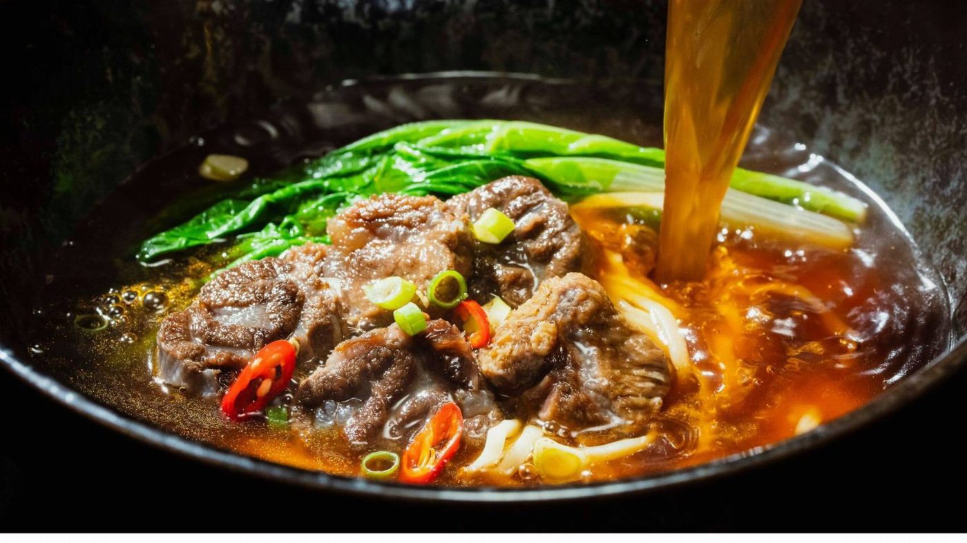酸辣泡麵成夏季話題新品 滿漢大餐Gold系列帶動高價位即食麵熱潮 一碗泡麵引爆話題潮！滿漢大餐Gold系列網路狂刷存在感