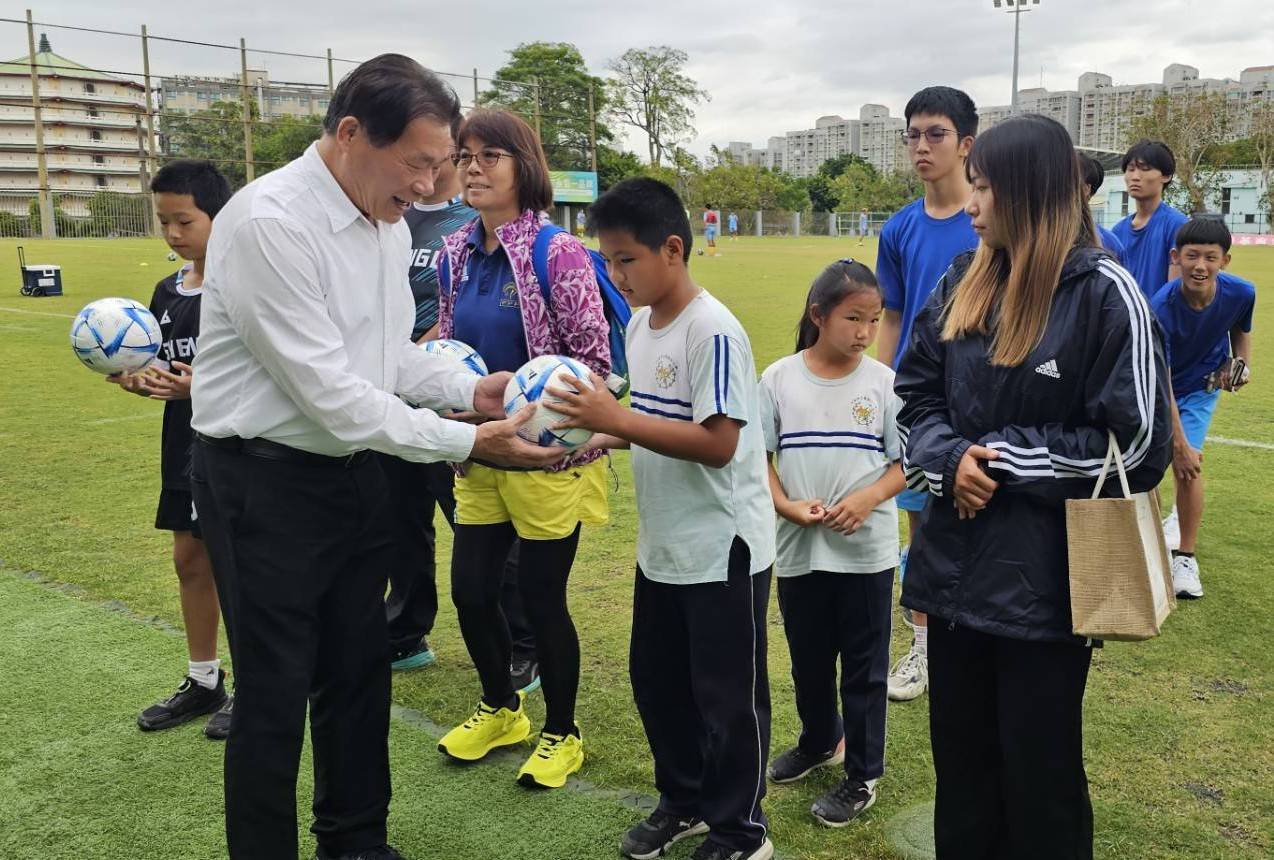 台鋼足球隊、臺南市體育總會足球委員會 贈足球予臺南市國小扎根基層啟動未來希望