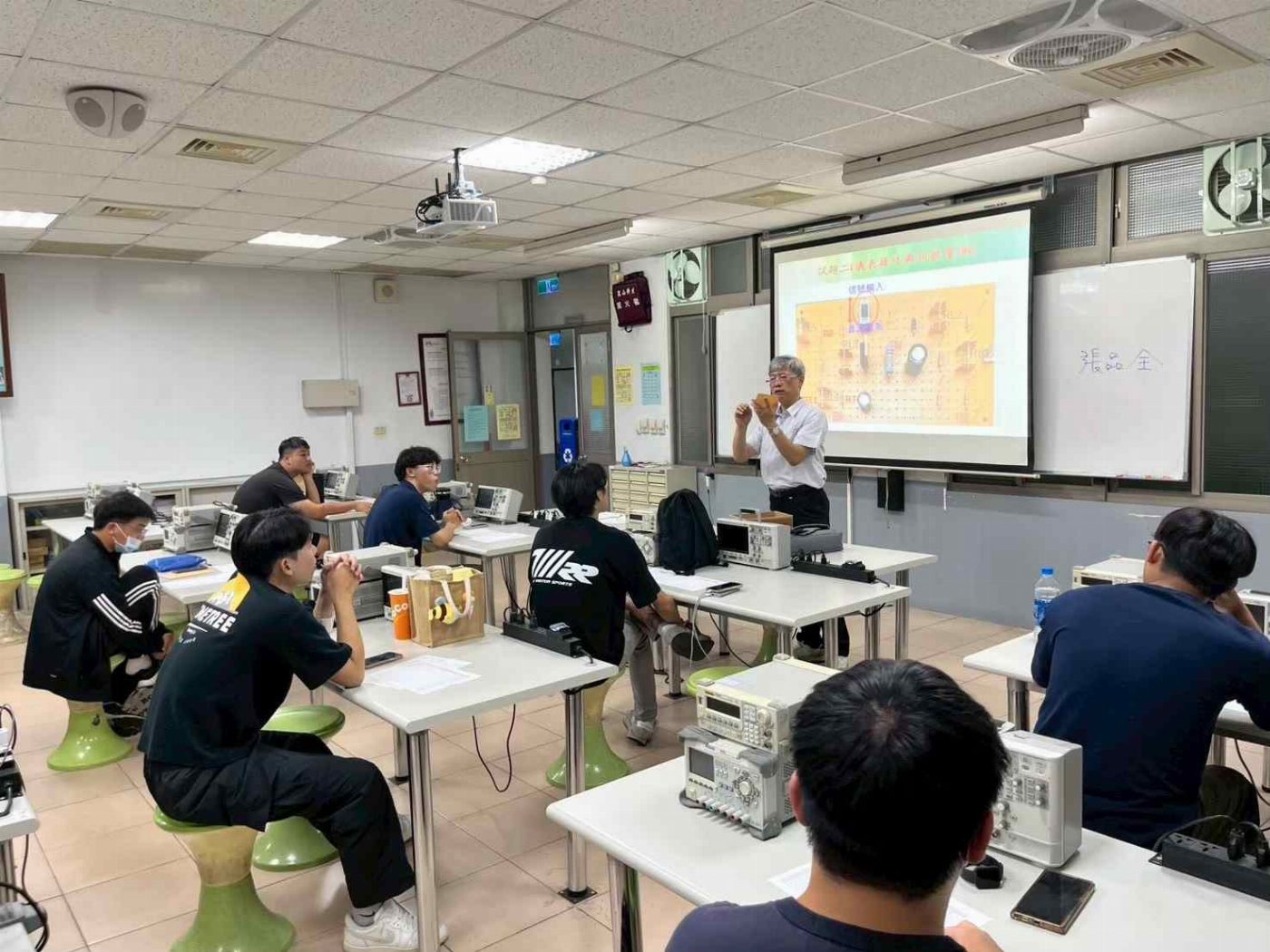 崑山科大電機系新生丙級證照近全數通過 外籍生輔導成效獲肯定