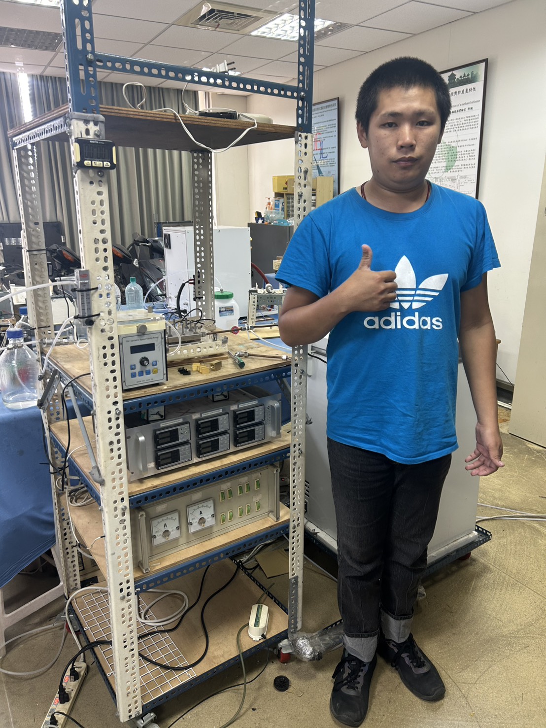04.林奕程於實驗室進行實作 04.林奕程於實驗室進行實作