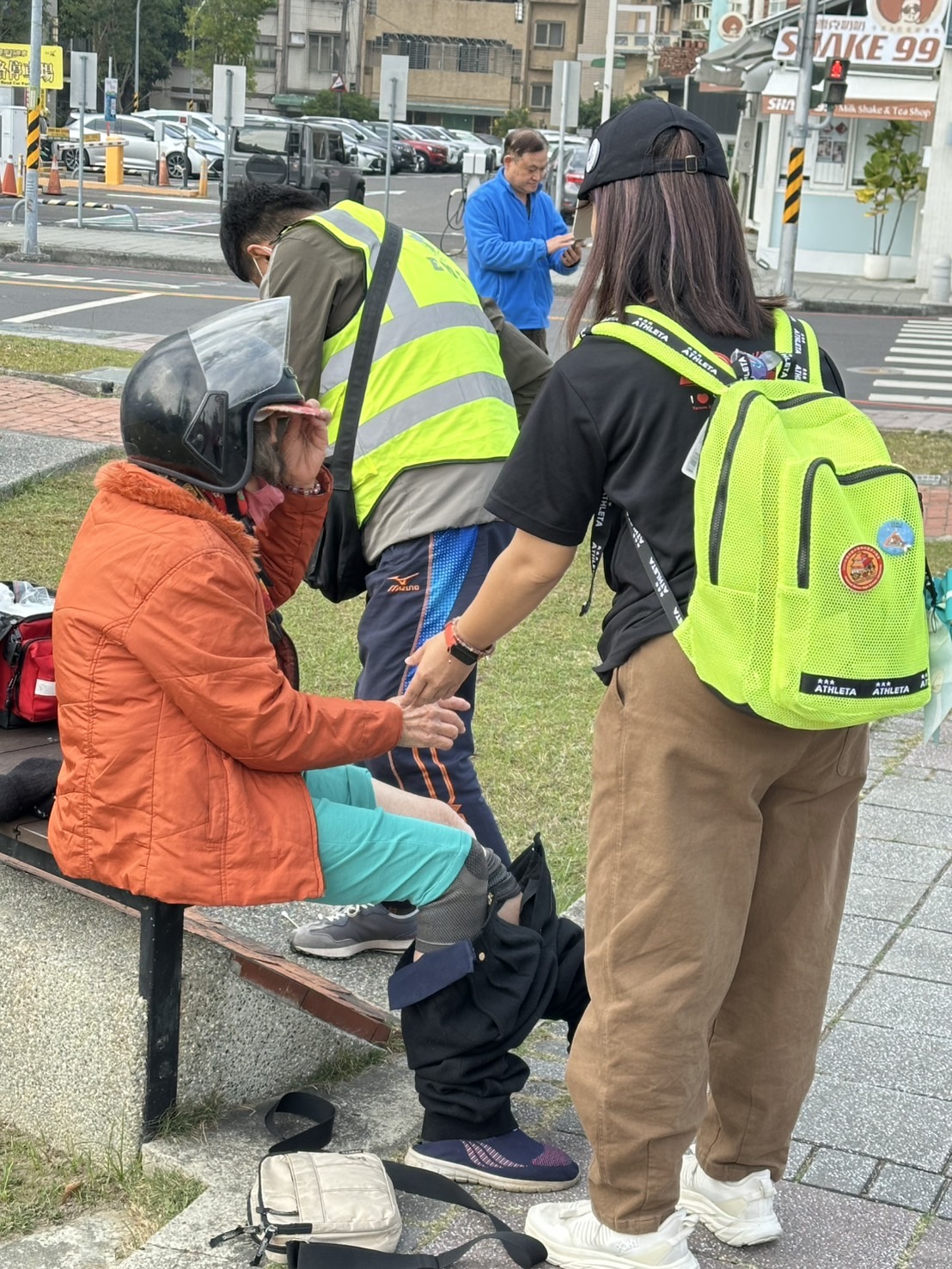 「童軍有義，扶助車禍受傷民眾」