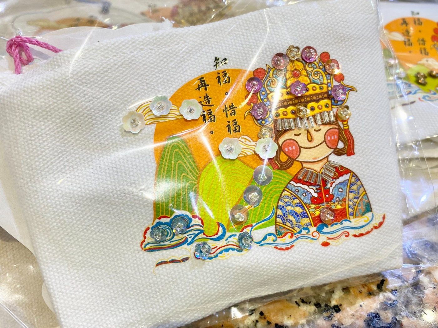父親節南應大師生用刺繡與愛，送給中國醫藥大學北港附設醫院醫護人員