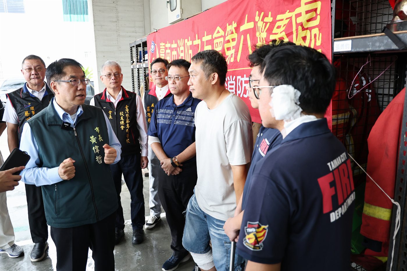 安南火災後 市長黃偉哲親赴慰問受傷消防隊員