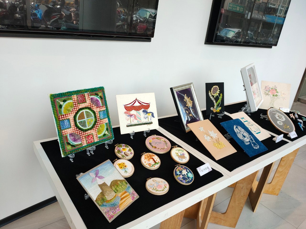 南應大於新光銀行展出「刺繡與織品修護成果展」