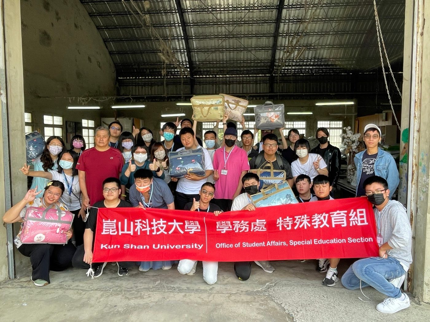 崑山科大特教組摘蘆筍體驗食農教育 DIY棉被捐贈家扶暖心獻愛