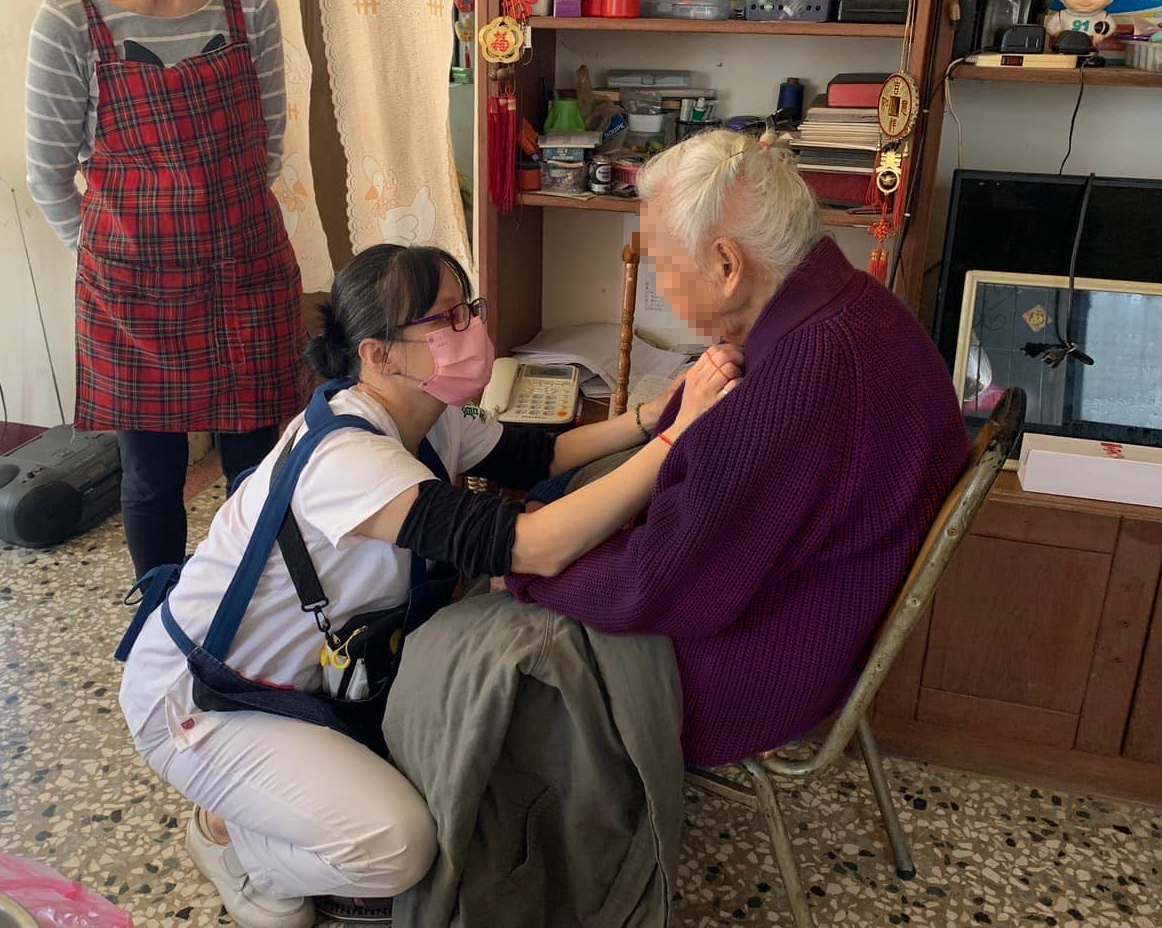 視病如親 護理師廖玉如溫暖陪伴無聲植物人家庭