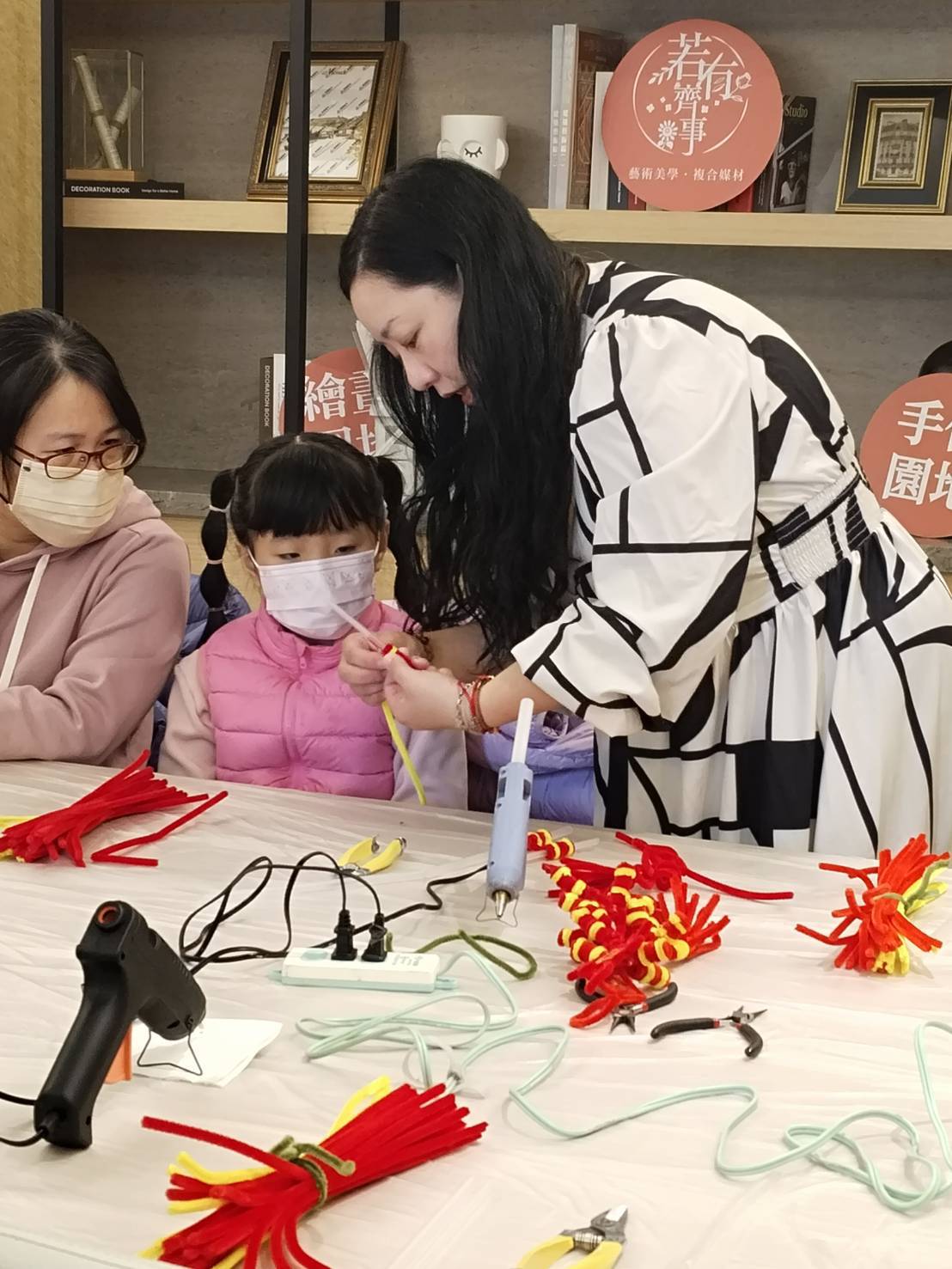 崑山科大公廣系與民眾蛇年「藝齊」同樂 親子共創提升手作技藝