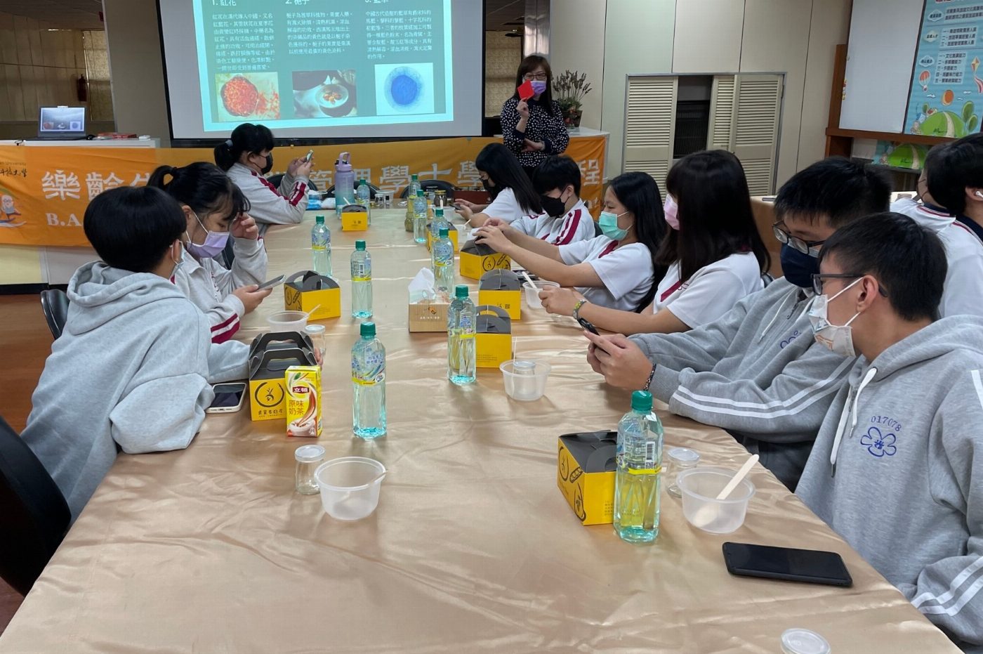 崑山科大樂活學程帶領高職生體驗芳香照護 DIY中醫五行浴鹽