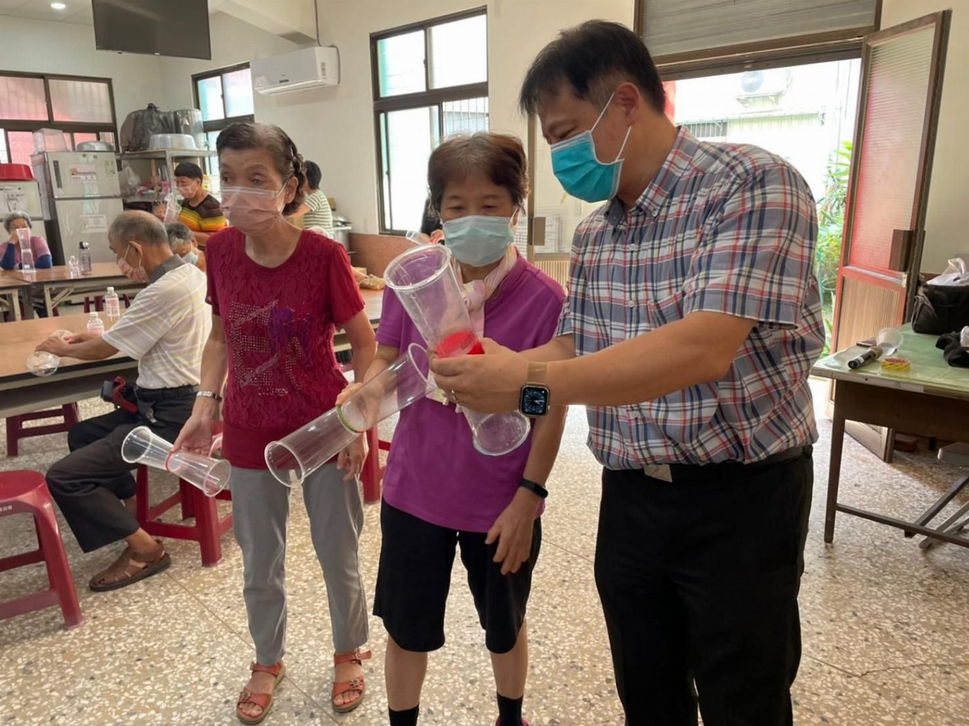 崑山科大樂活學程送腰尺顧健康 帶領手作環保飛行器 長者重拾童趣