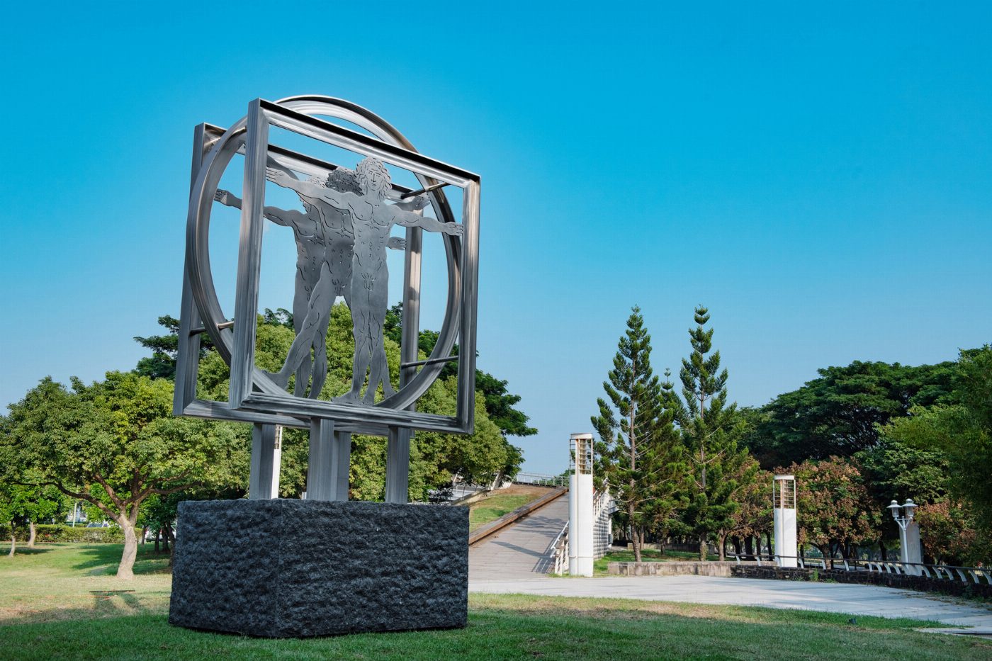 感受達文西密碼 〈維特魯威人〉落腳台南都會公園 奇美博物館全新戶外雕塑 引領民眾與藝術對話