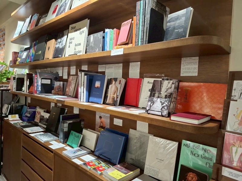 「名人帶路─踅冊店、買好書」余志偉造訪新泰興被服廠， 尋訪影像與記憶的交會點