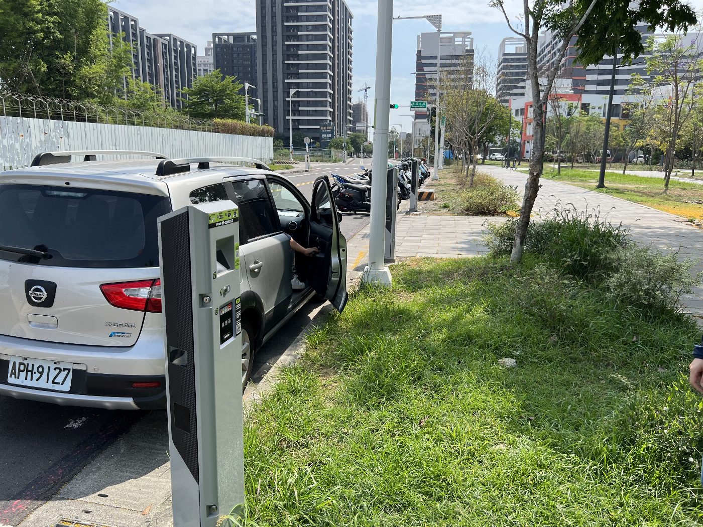智慧路邊停車格 四千席全數完工啟用