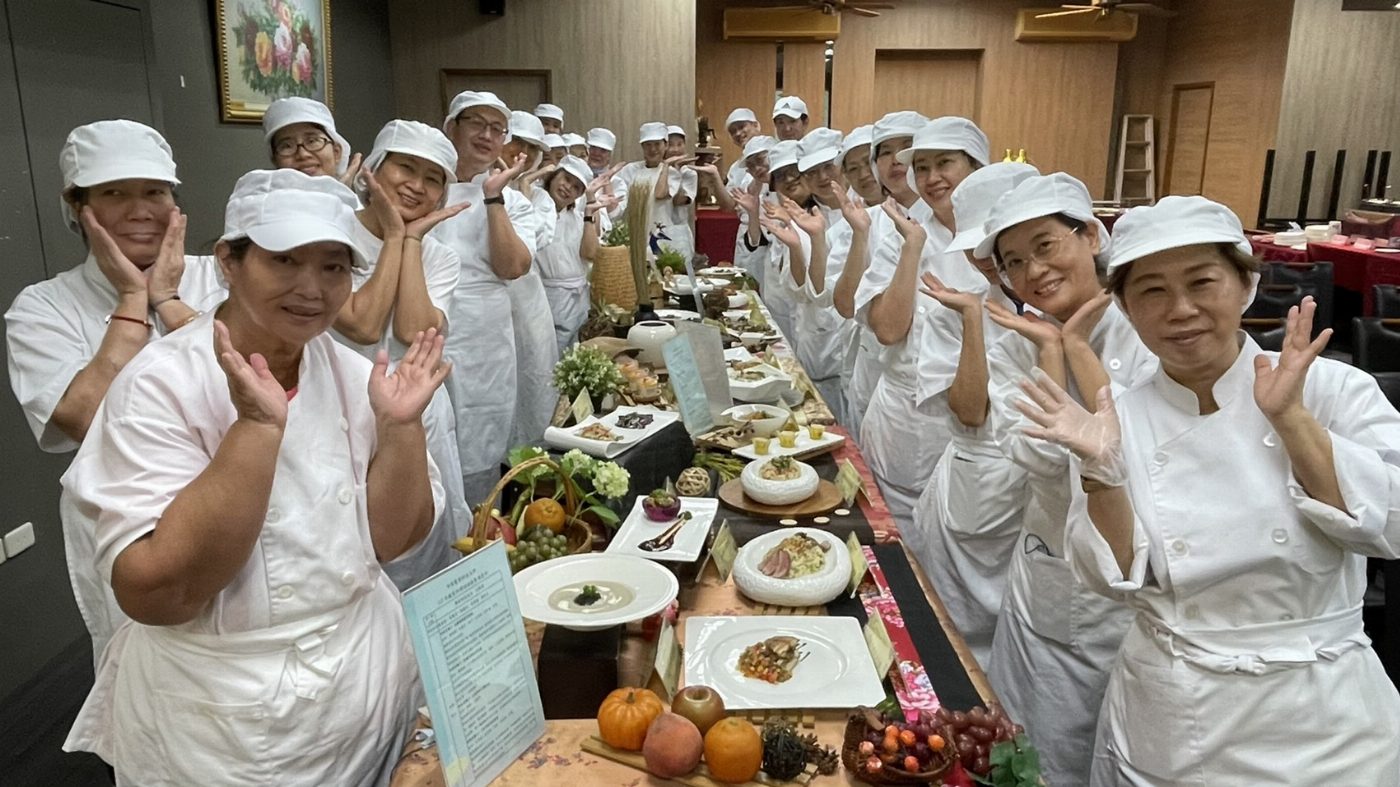 中華醫事科大銀髮料理培訓班結業26位學員合力展現美食學習成果  「銀髮好食光」25道銀髮餐飲料理美味又可口