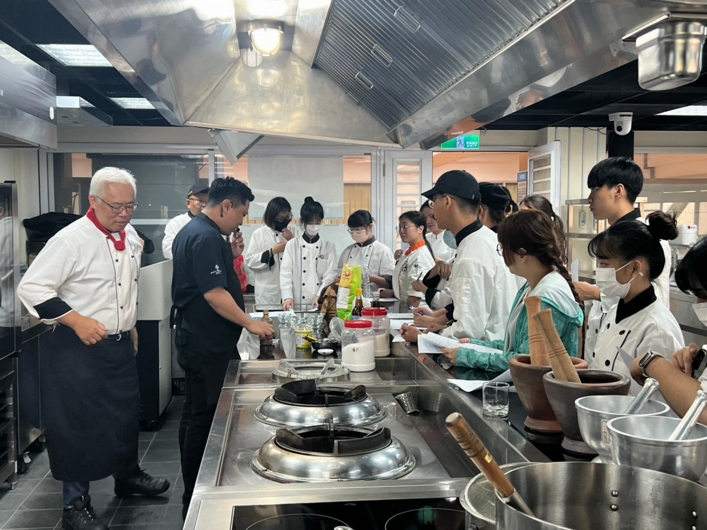 米其林泰國最高評價三星鑰酒店  泰國清邁四季酒店四大部門六位主管駐校交流  台南應用科技大學旅館管理系國際週 泰式廚藝、調酒、芳療及國際化舞台的職涯準備技巧一網打盡