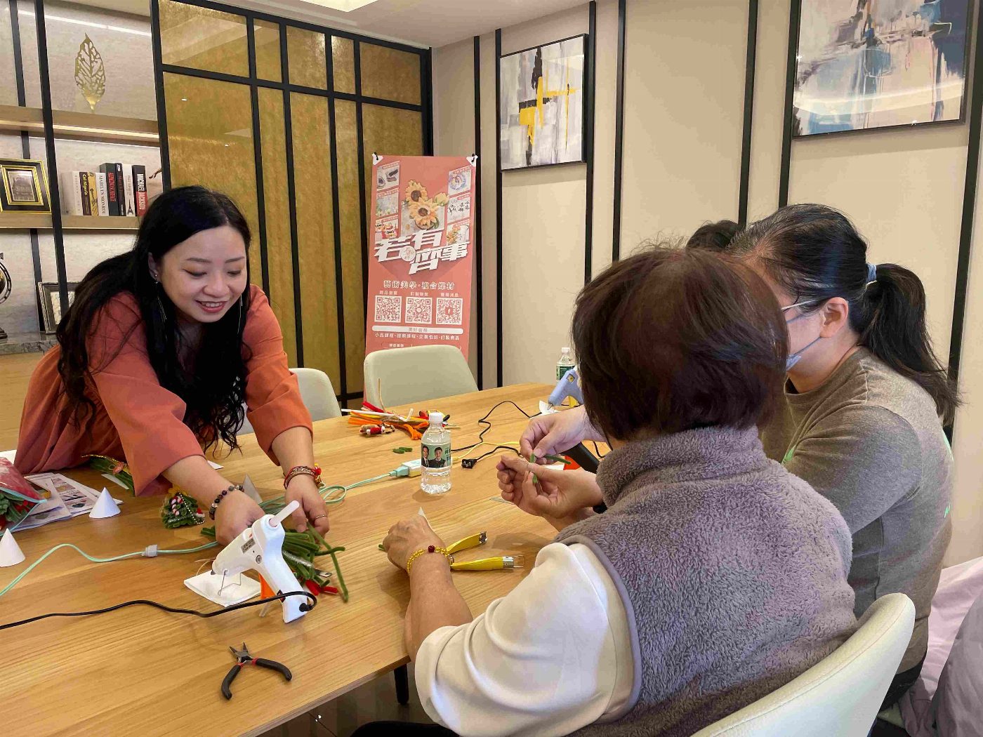 崑山科大公廣系攜手業主帶領社區居民揮灑創意 手作體驗歡度耶誕佳節