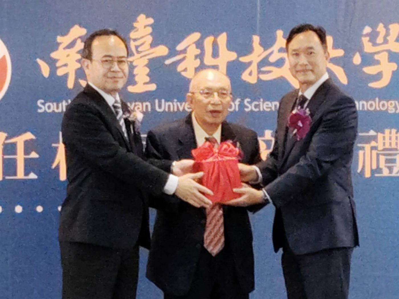 AI專家黃能富教授11月29日接篆視事南臺科大第六任新校長 引領南臺科大大步向前 開創新局