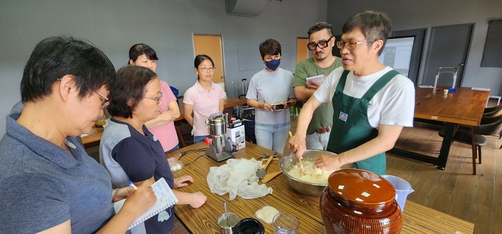 「臺南奇人帶路」食物魔法師-丮硠‧瑪那在廚房裡用族語說故事，傳承原民製麴文化智慧