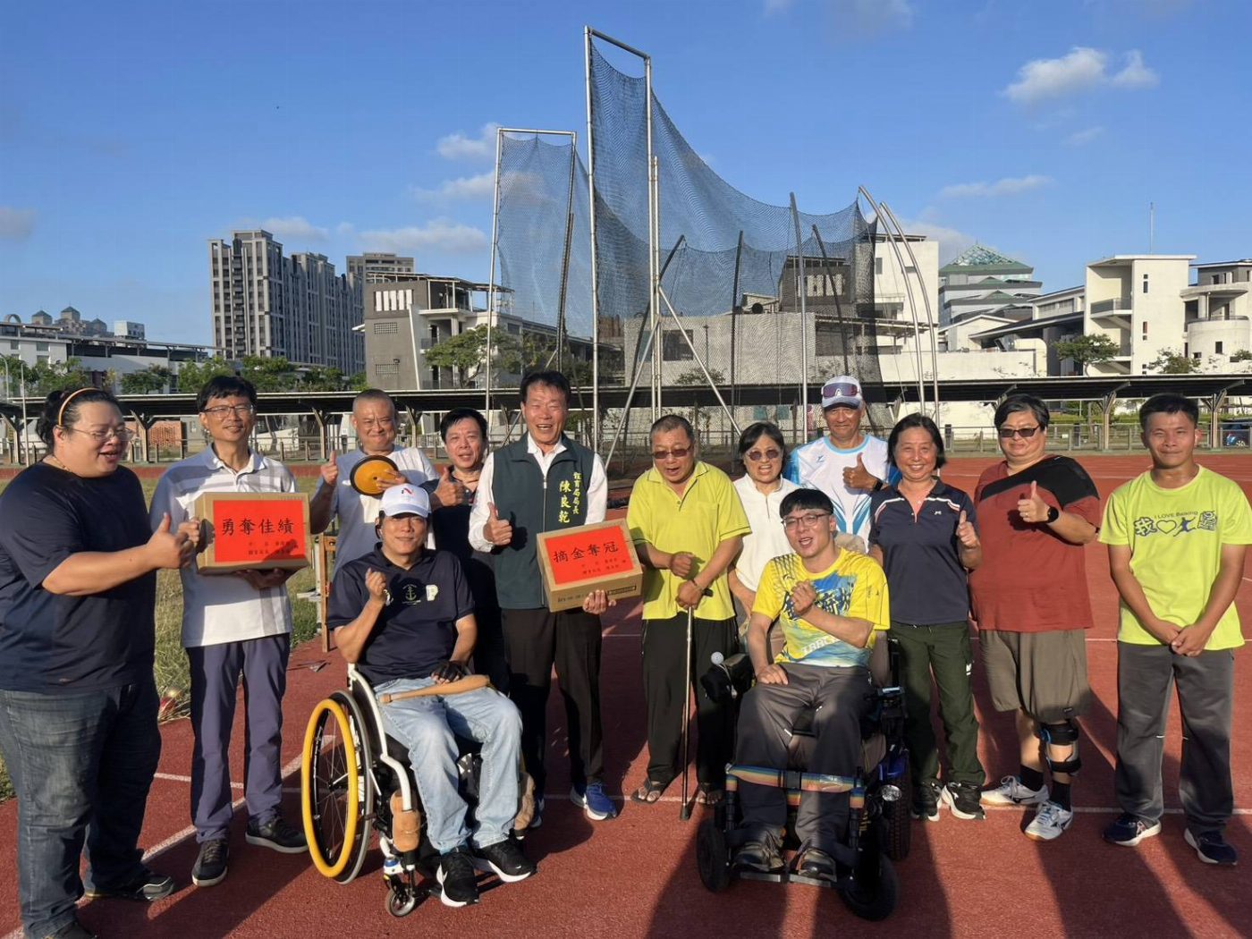 體育局長陳良乾親赴金城國中慰勞訓練辛勞的身心障礙田徑選手