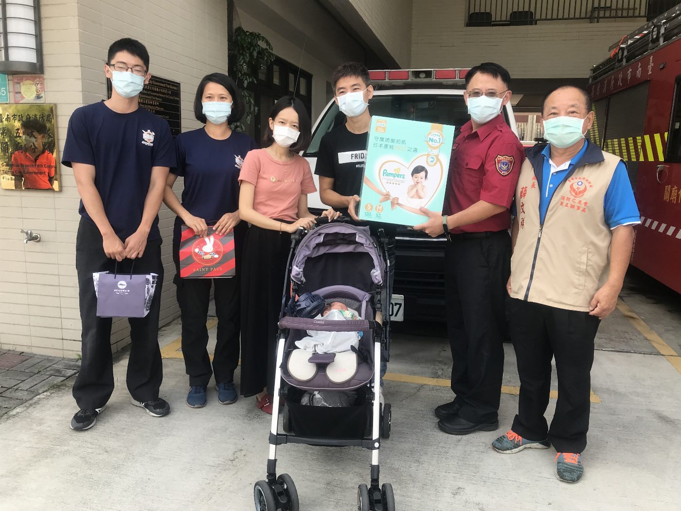 台南市消防之友會第五辦事處處長薛文祥頒發獎勵金給關廟分隊救護車上接生人員