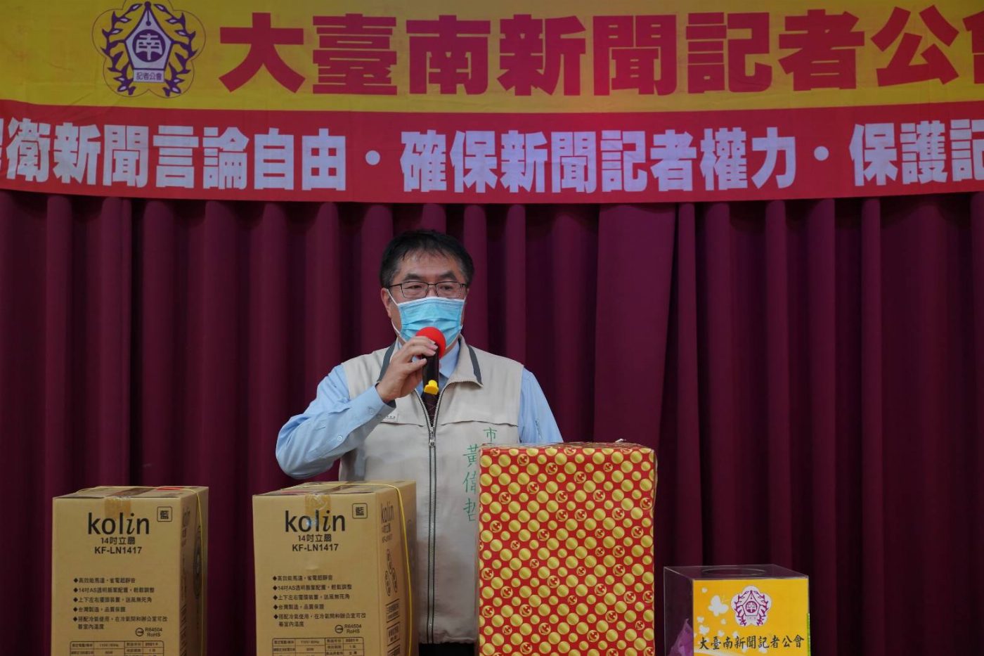 台南市長黃偉哲暨新聞處長蘇恩恩出席因為疫情延遲舉辦的110年九一記者節大會