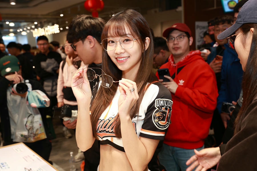 WBC「CT AMAZE」女神降臨JINS！瑟七、侯芳熱舞融化北台灣                   南霸天女神成最強店員 快手選眼鏡穿搭