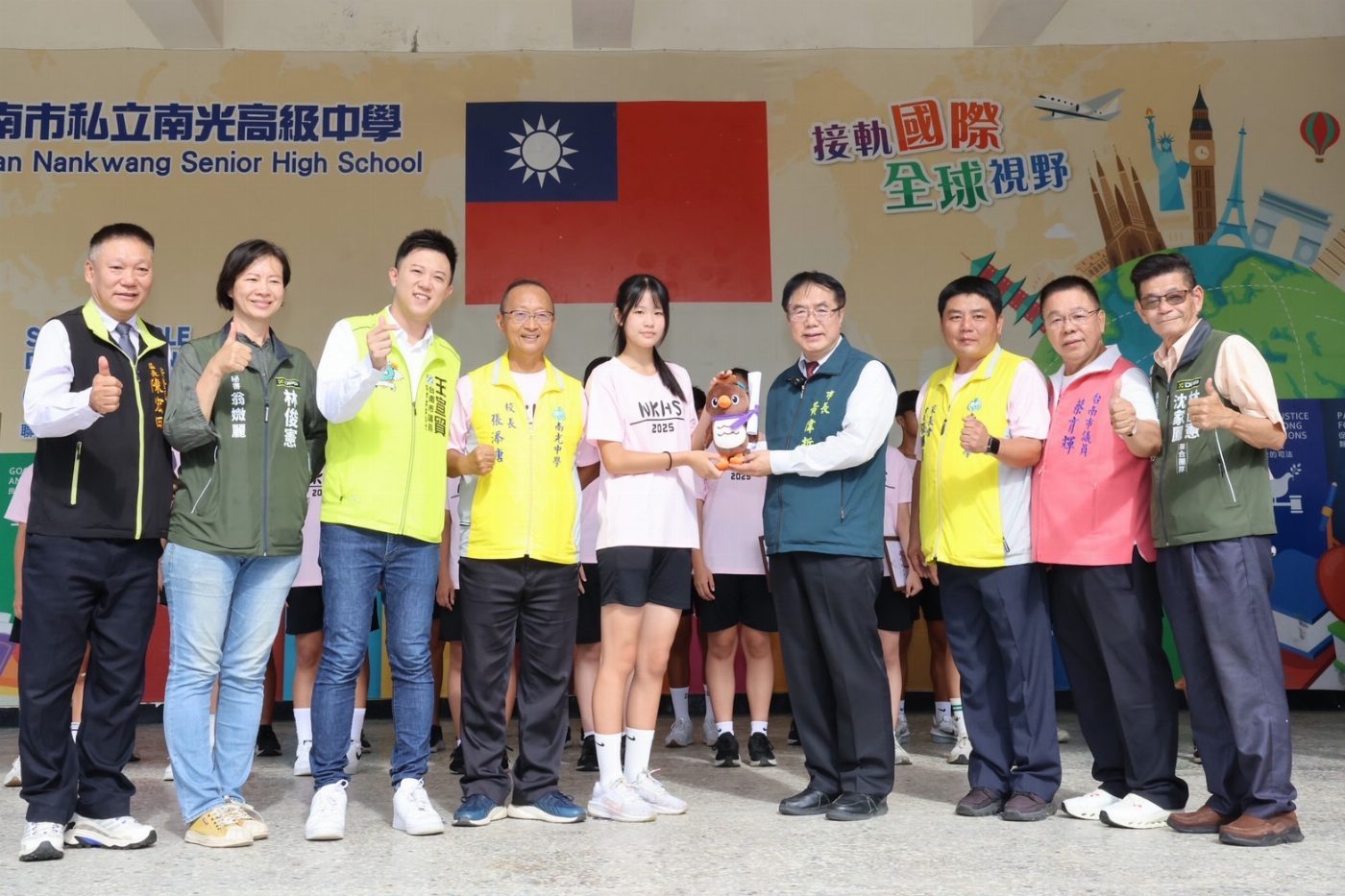 肯定南光中學全國大隊接力奪冠 黃偉哲：榮耀是日復一日的訓練累積