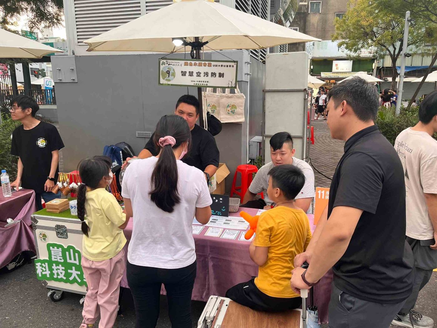 崑山科大工院USR連續兩年參與綠色永續市集 綠能攤位實踐環保生活