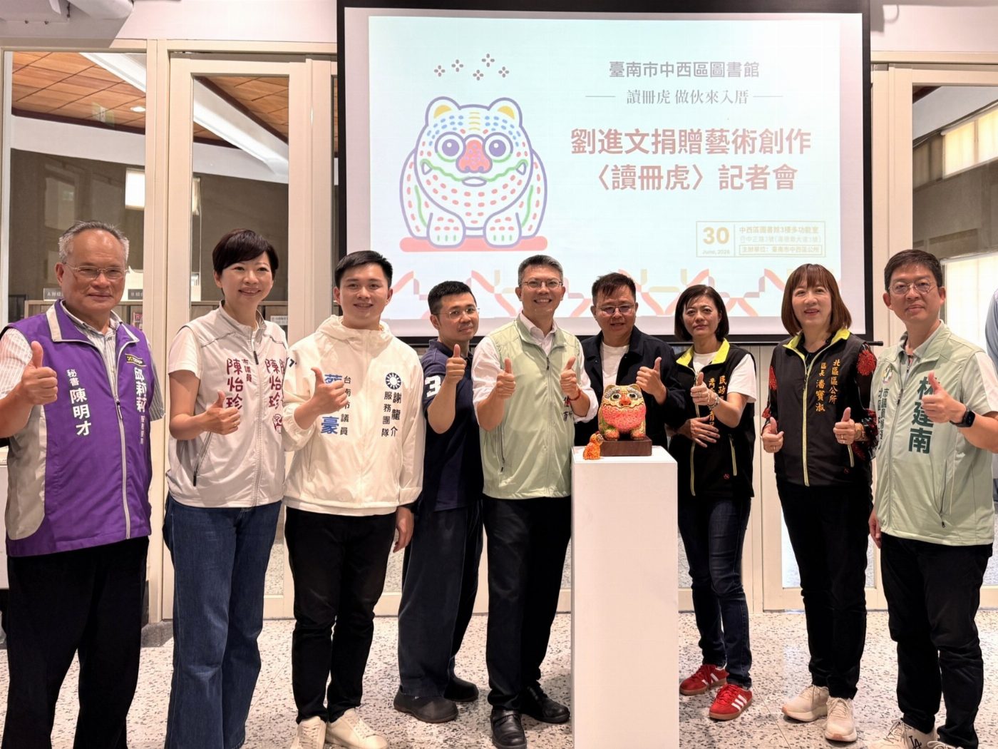 〈讀冊虎〉入住中西區圖書館，木雕師劉進文打造閱讀新夥伴
