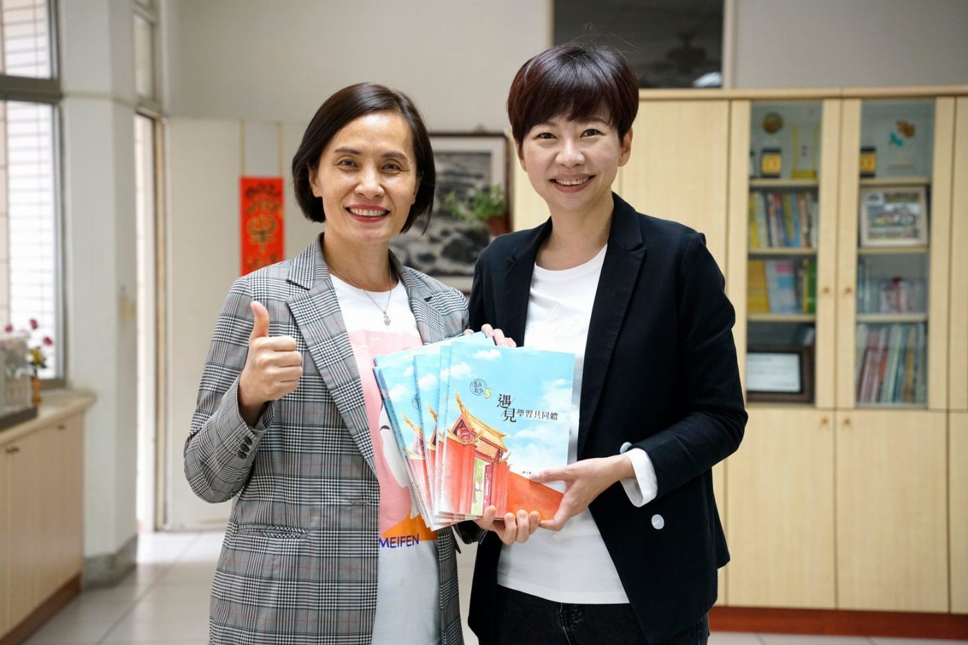 立委陳亭妃、市議員陳怡珍募資購買120本專書分送北區、中西區國中小