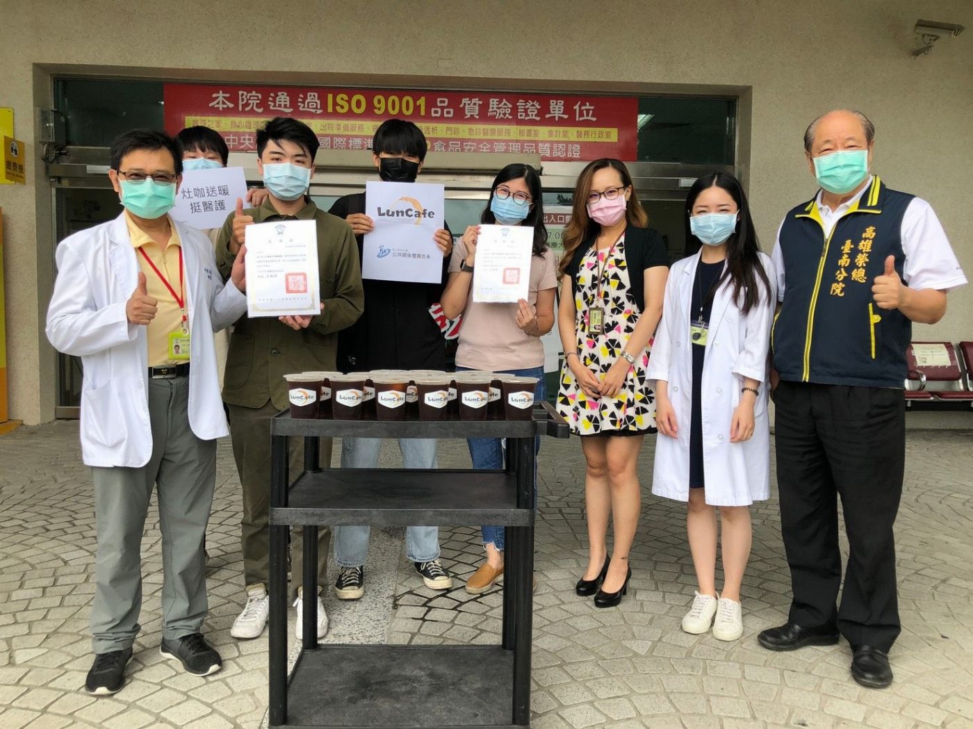 崑山科大公廣系攜手商家為醫護人員送暖 咖啡附上手寫祝福激勵人心
