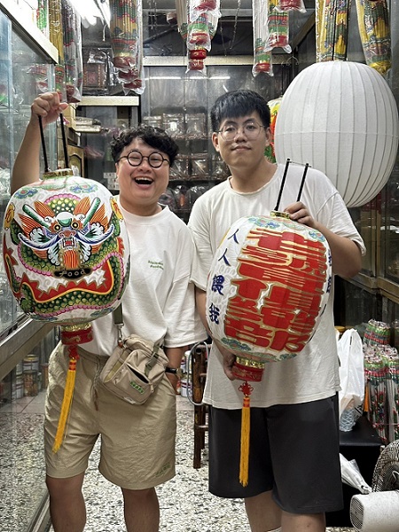 「臺南奇人帶路」神明指定，苑輝燈舖彩龍兆祥，第四代王睿誠玩諧音哏，讓手繪燈籠活起來
