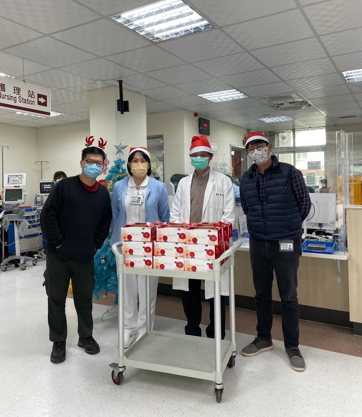 歡慶聖誕節 胸腔病院送禮關懷住院病人