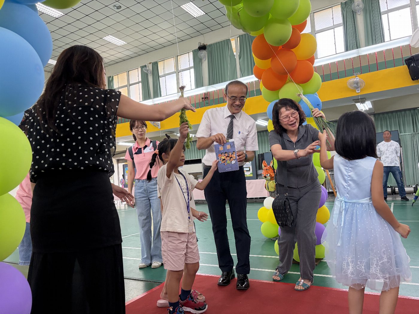 迎接小一新鮮人！南市家庭教育中心至鹽水國小贈入學祝福